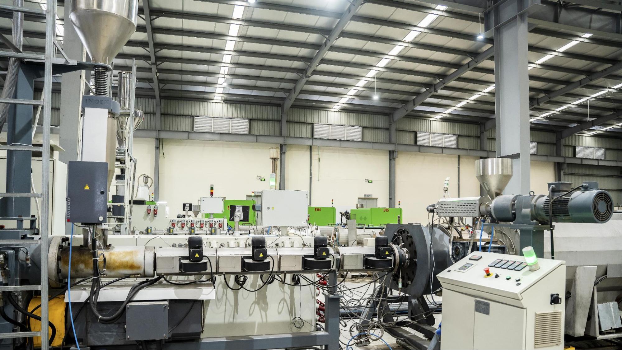 DEKKO sử dụng dây chuyền sản xuất hiện đại để sản xuất ống nhựa